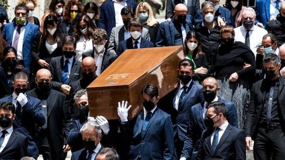 Ύστατο “χαίρε” στη Ραφαέλα Καρά: Χιλιάδες θαυμαστές τίμησαν τη γυναίκα-σύμβολο της Ιταλίας