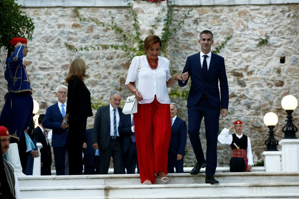 Ο Κώστας Μπακογιάννης τρολάρει την Ντόρα: Μάνα, μην τους κυνηγάς με το ταπεράκι