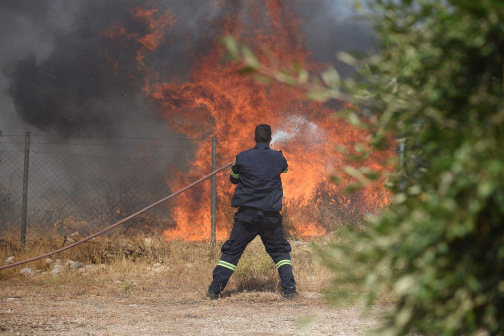 Αχαΐα: Μακριά από τα σπίτια οι φλόγες στη Δροσιά – Οριοθετημένη η φωτιά στην Ελεκίστρα          