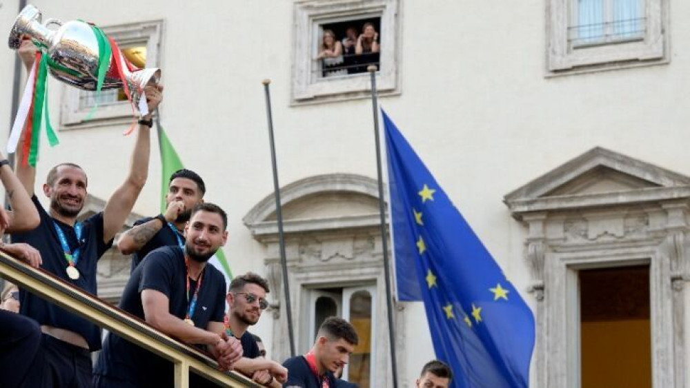 Ρώμη: Πώς γιόρτασαν οι “ατζούροι” το Κύπελλο