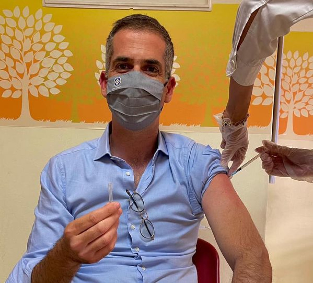 Μπακογιάννης: Δεύτερη δόση του εμβολίου με το… καπάκι στο χέρι