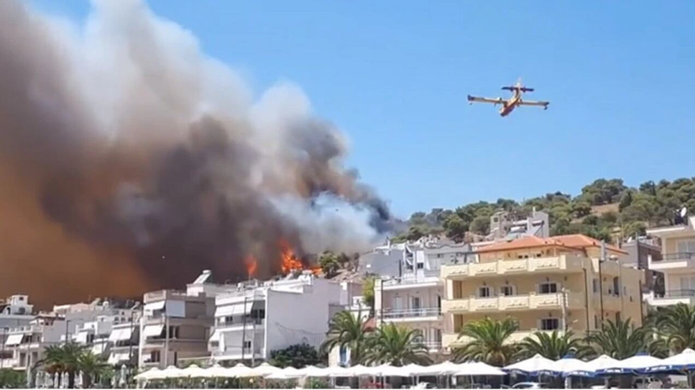Υπό έλεγχο η πυρκαγιά στον Αγ. Νικόλα στη Σαλαμίνα – Μαίνεται η φωτιά στο Ναύπλιο