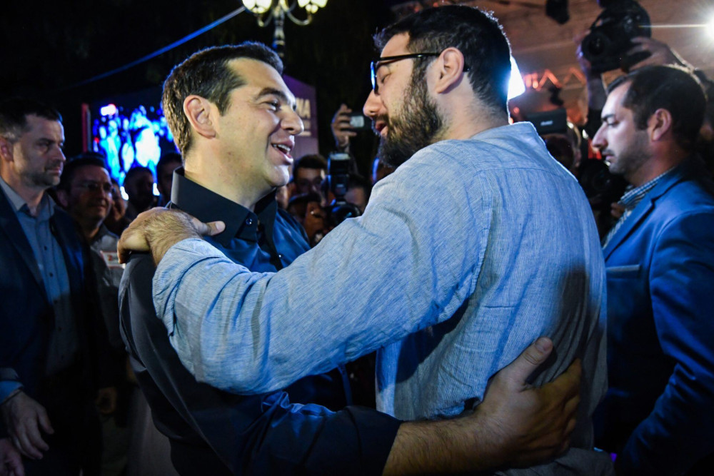 Σε παραζάλη ο ΣΥΡΙΖΑ: Αλλα λέει ο Τσίπρας, άλλα “μεταφράζει” ο Ηλιόπουλος… και τούμπαλιν!