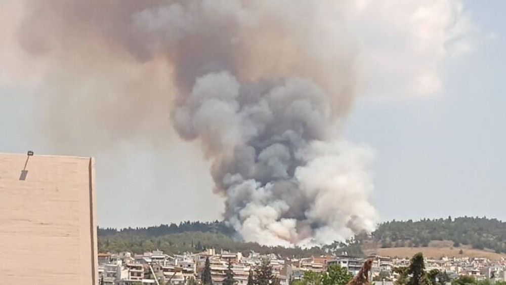 Φωτιά στο Σέιχ-Σου: Εκκενώθηκε το “Φιλίππειο”-Συνεχείς ρίψεις νερού