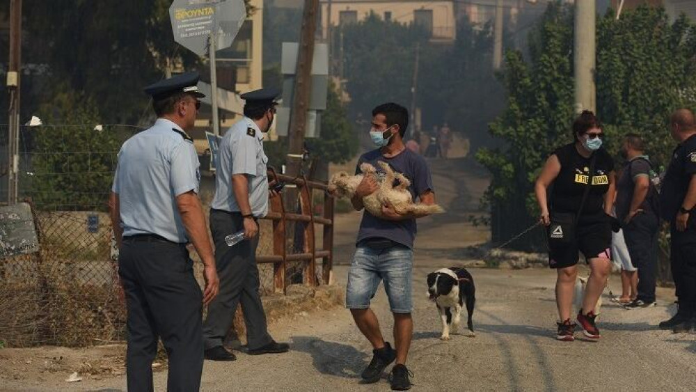 Φωτιά στον Ερύμανθο: Προληπτικές εκκενώσεις οικισμών