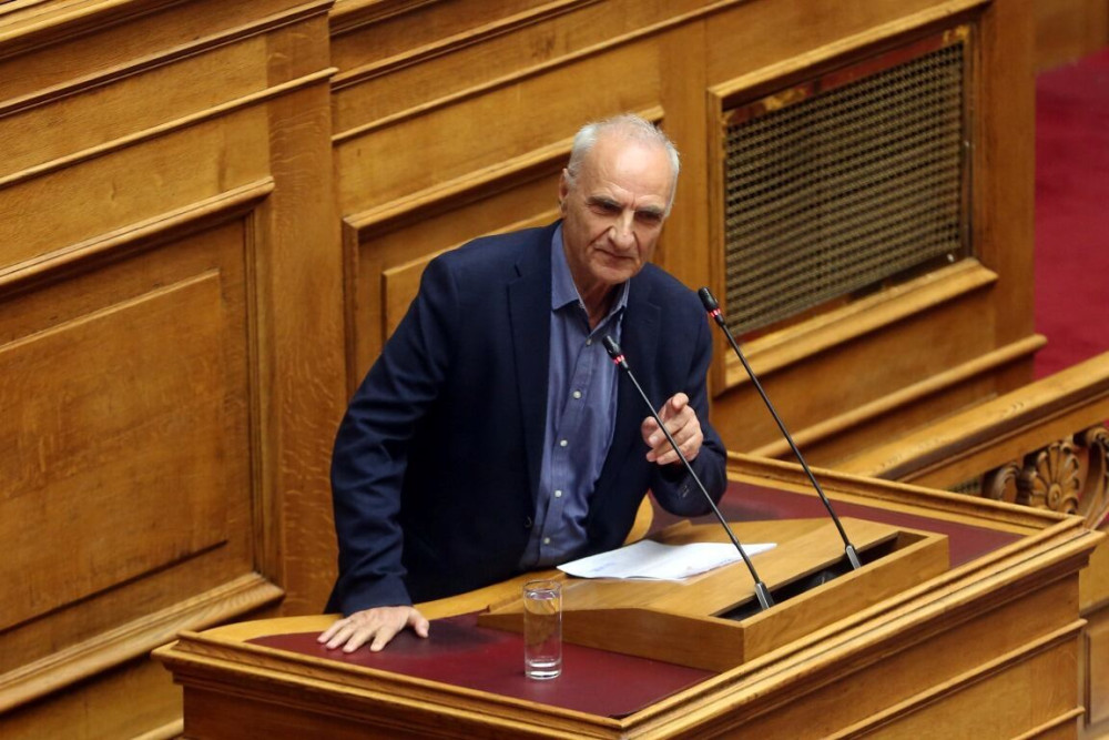 Κατακραυγή για το… χιούμορ Βαρεμένου: «Η εκκένωση στο Αφγανιστάν έγινε με 112 και έπεφταν οργανωμένα από τ’ αεροπλάνο»