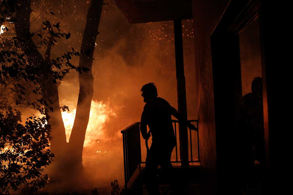 Φωτιές: Μάχη σε πολλαπλά μέτωπα – Εκκενώνονται Καπανδρίτι, Πολυδένδρι και Μαλακάσα
