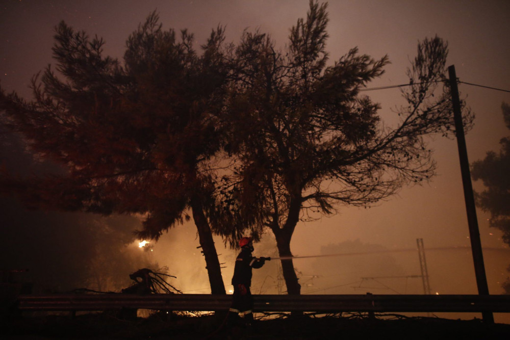 Πύρινος εφιάλτης στη Βόρεια Αττική – «Μάχη» με τον χρόνο δίνει η πυροσβεστική