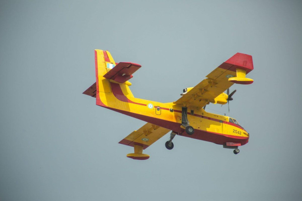 Κερατέα: Canadair “έκανε” μούσκεμα δημοσιογράφο του ΣΚΑΪ (vid)
