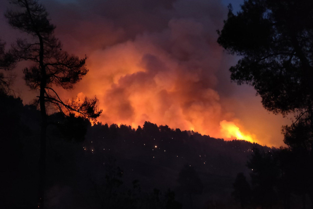 Εύβοια: Στη Στροφυλιά η φωτιά – Μάχη για να μείνουν οι φλόγες μακριά από το Μαντούδι
