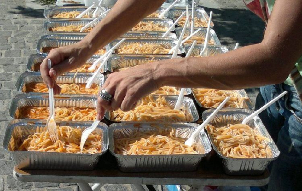 Περιφέρεια Αττικής: 2.000 επιπλέον μερίδες φαγητού για τους πυρόπληκτους