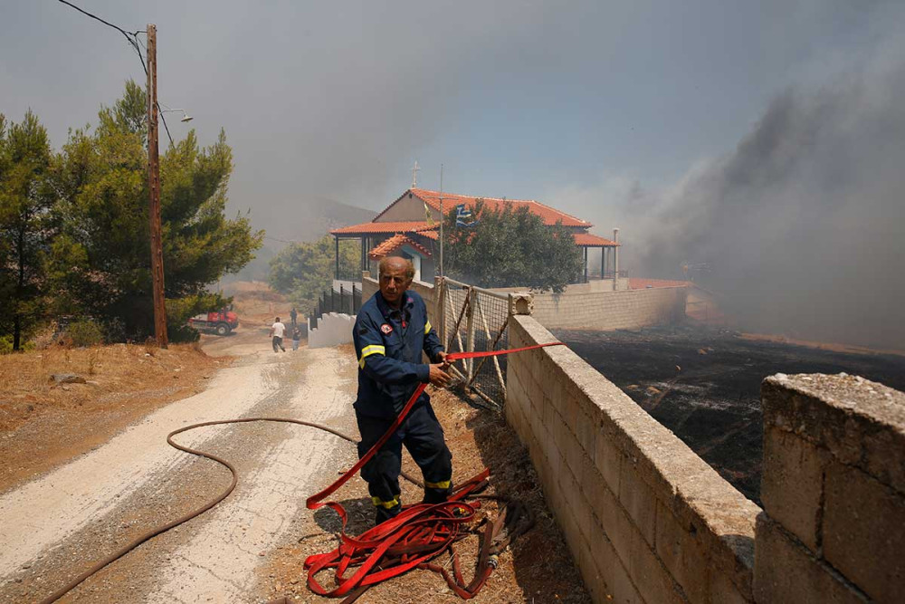 Φωτιές σε Κερατέα και Βίλια: “Ενδείξεις εμπρησμού” καταγγέλουν οι δήμαρχοι Λαυρεωτικής και Μάνδρας