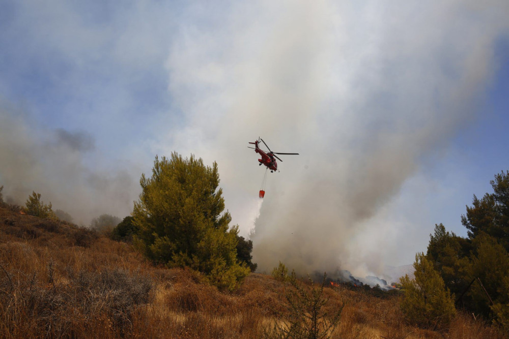 Πυρκαγιά/Κερατέα: Μήνυμα από το 112 για εκκενώσεις 4 οικισμών – Εμπρησμό καταγγέλλει ο δήμαρχος Λαυρεωτικής