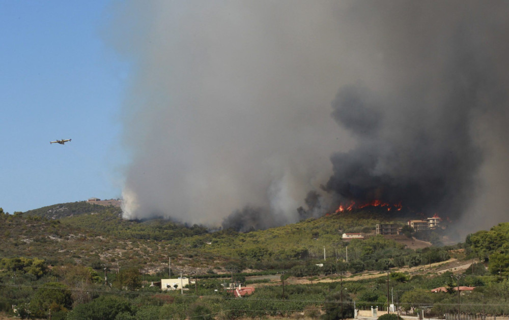 Μάχη με όλα τα μέσα στη μεγάλη πυρκαγιά στα Βίλια – Καλύτερη η εικόνα στην πυρκαγιά της Κερατέας