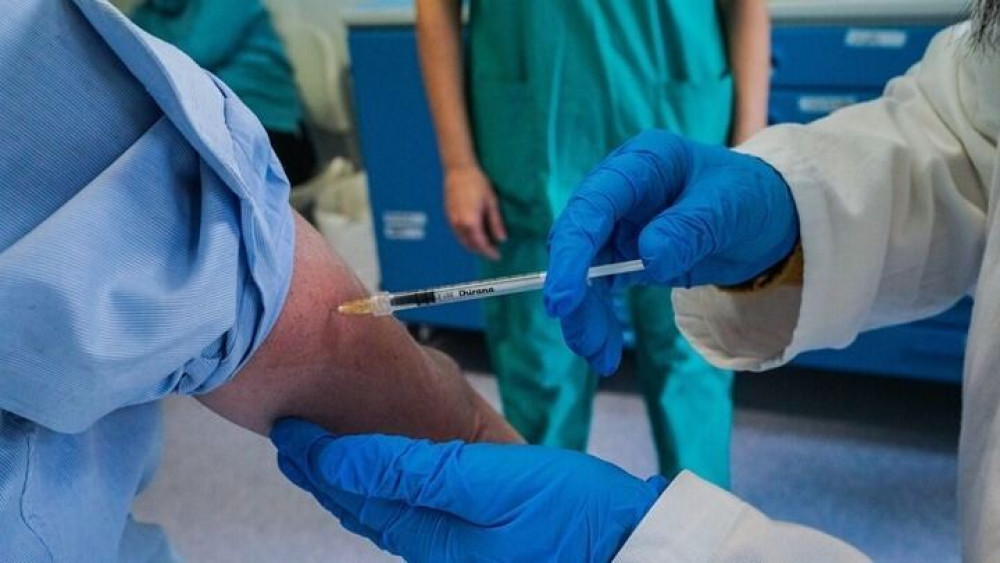 Εξαδάκτυλος: Πρέπει να εμβολιαστούν όλοι οι άνω των 50