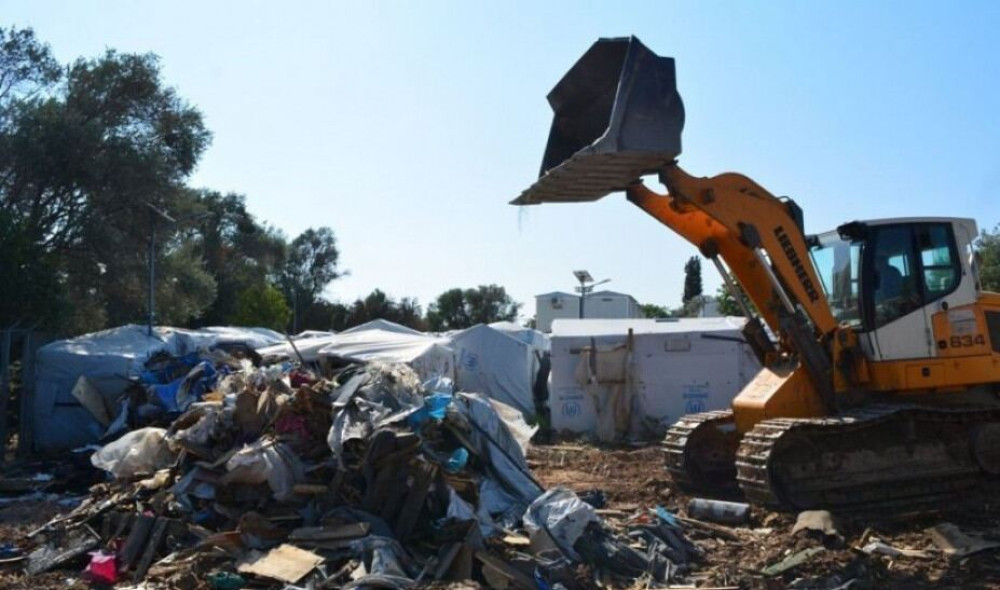 Χίος – ΚΥΤ ΒΙΑΛ: Κατεδαφίζονται τα τελευταία παραπήγματα όπου διέμεναν μετανάστες