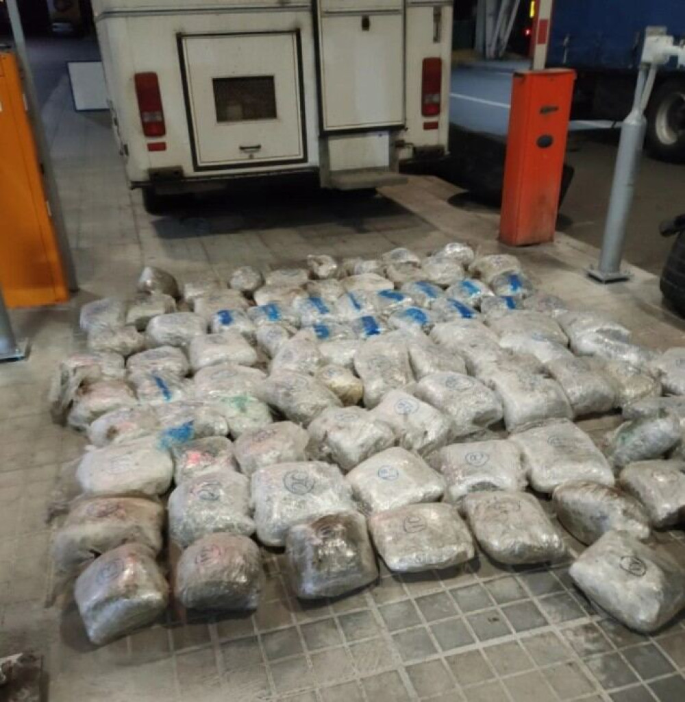ΑΑΔΕ: Μπλόκο σε φορτηγό με πάνω από 90 κιλά κάνναβης σε ρεζέρβες