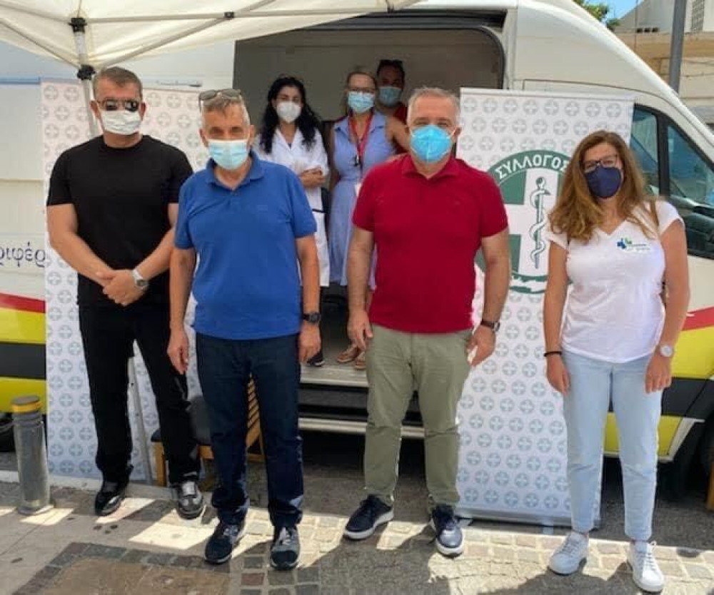 Ηράκλειο -“Γιατροί του δρόμου”: Δίπλα στους πολίτες  και στους κατ’οίκον εμβολιασμούς