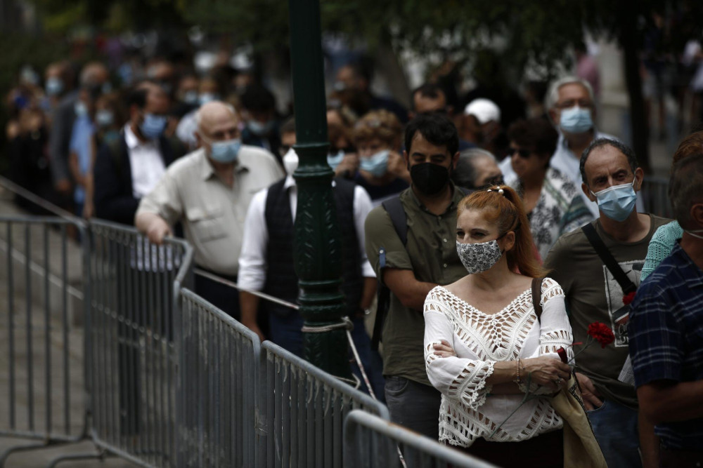 Ολοκληρώθηκε το λαϊκό προσκύνημα στον Μίκη Θεοδωράκη