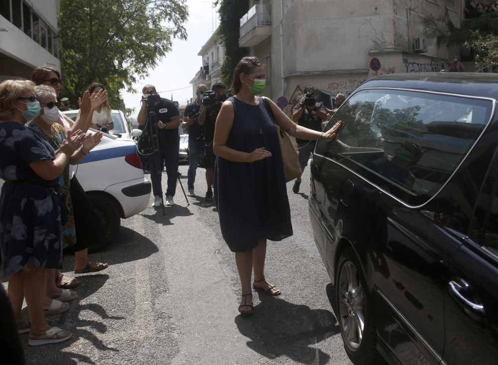 “Αθάνατος”: Κλίμα συγκίνησης έξω από το σπίτι του Μίκη Θεοδωράκη