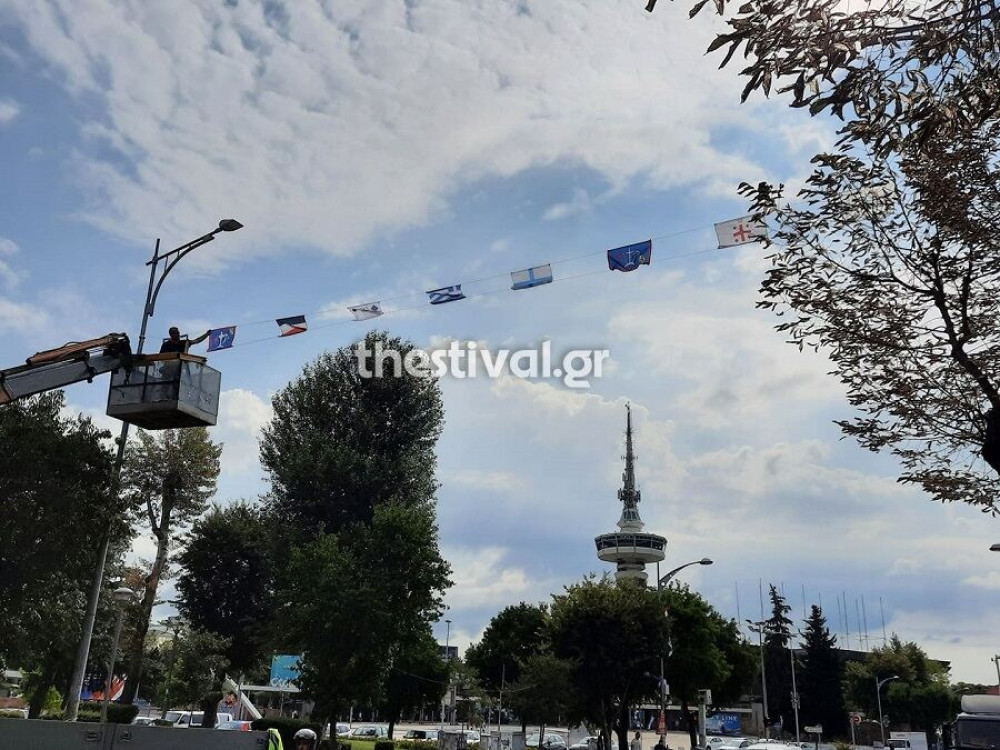 Θεσσαλονίκη: Με σημαίες της Ελληνικής Επανάστασης του 1821 “ντύθηκε” η πόλη