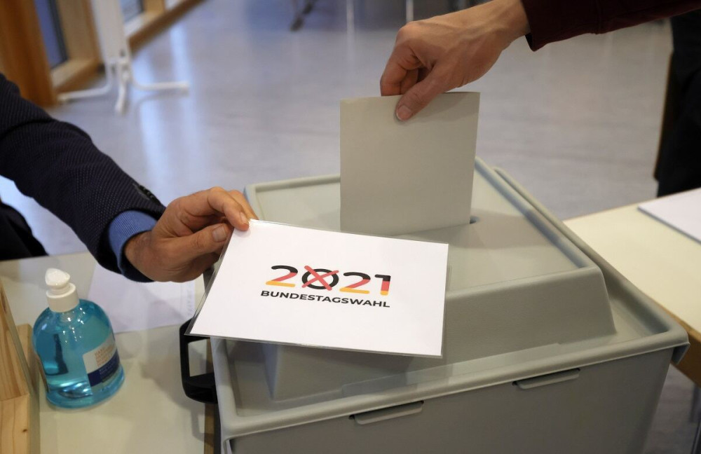 Τα μετεκλογικά σενάρια στη Γερμανία – Ρυθμιστές οι Πράσινοι & οι Φιλελεύθεροι