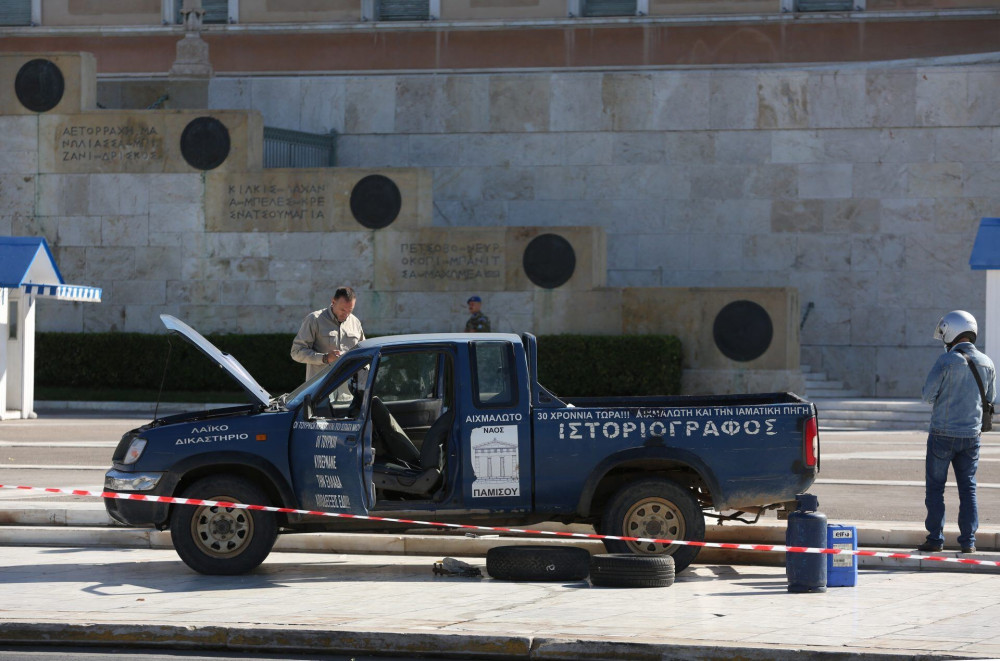 Αγροτικό στάθμευσε μπροστά στο Μνημείο του Άγνωστου Στρατιώτη-Συνελήφθη ο οδηγός