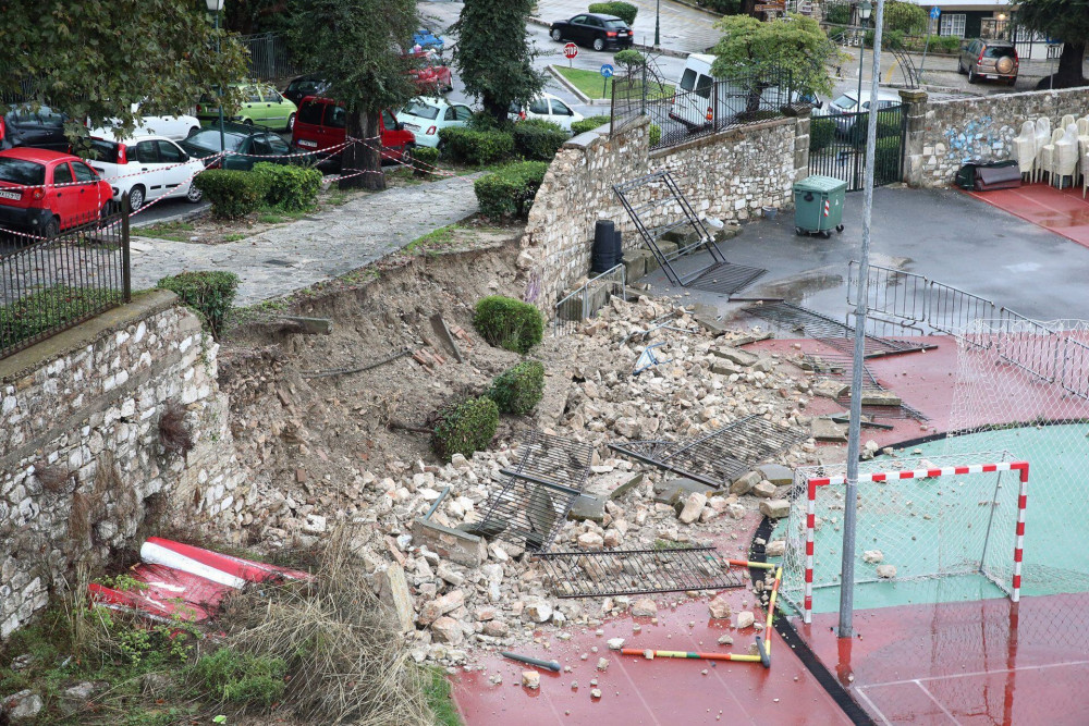 “Σάρωσε” την Κέρκυρα ο “Μπάλλος”: Αποκλεισμένα χωριά και πολλές καταστροφές-Διασώθηκαν 69 άτομα