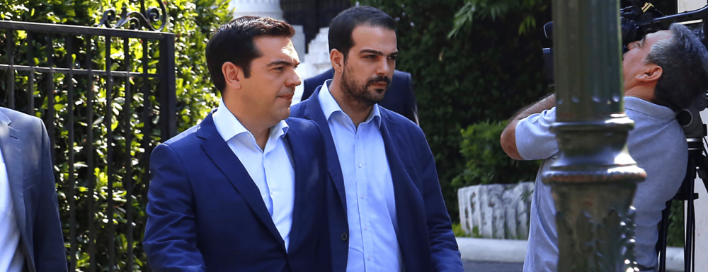 Ο “δεινόσαυρος” Τσίπρας και στο βάθος… Σακελλαρίδης