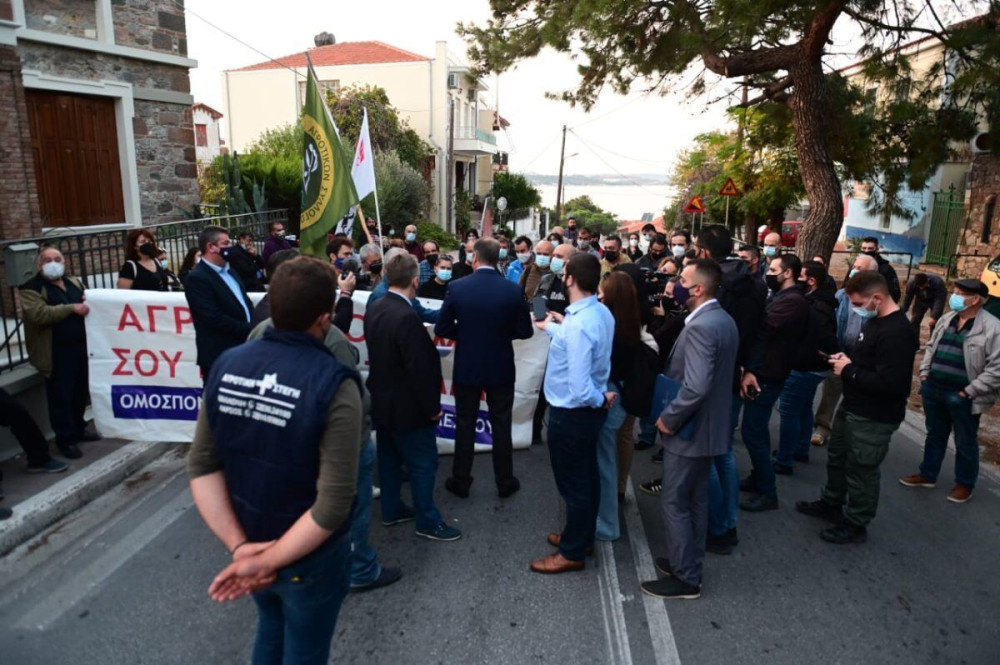 Διάλογο με αγρότες διαδηλωτές είχε ο Σπ. Λιβανός στη Μυτιλήνη