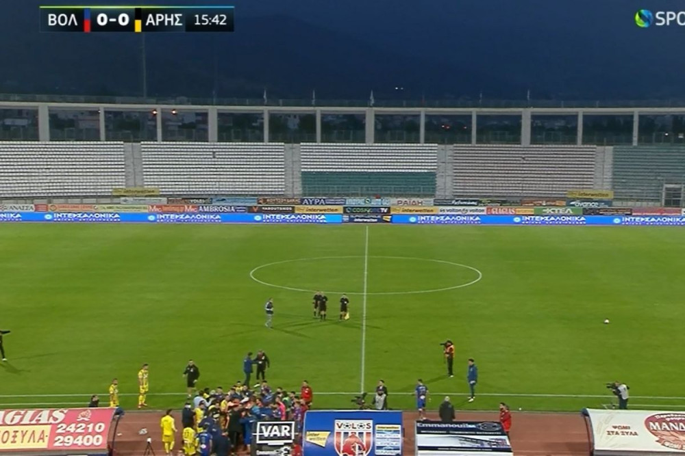 Super League 1: Χαμός στο Πανθεσσαλικό και διακοπή στο Βόλος-Άρης