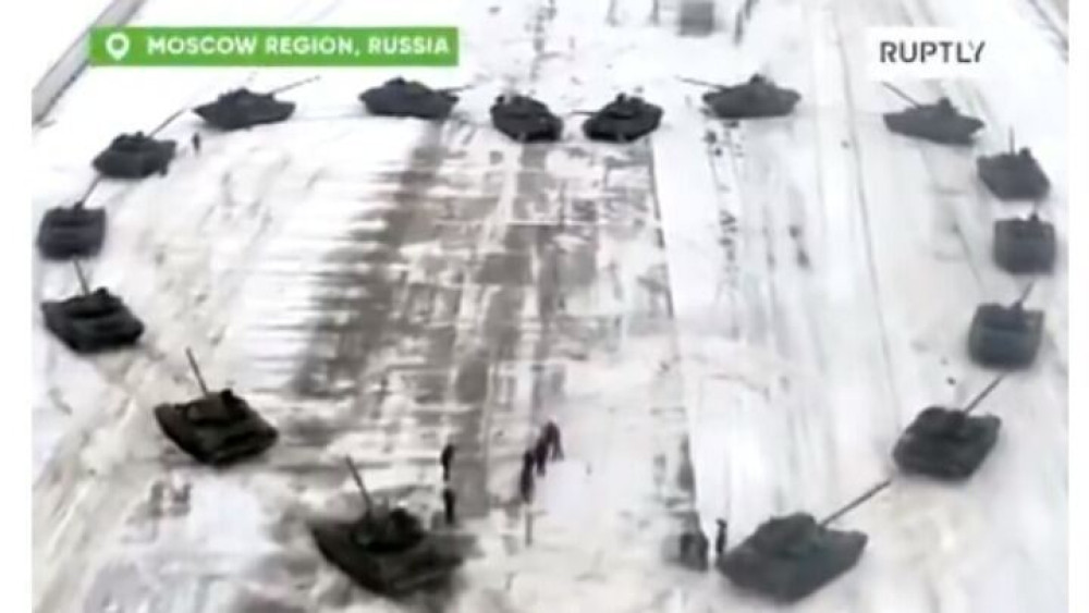 Έκανε πρόταση γάμου με… άρματα μάχης (vid)