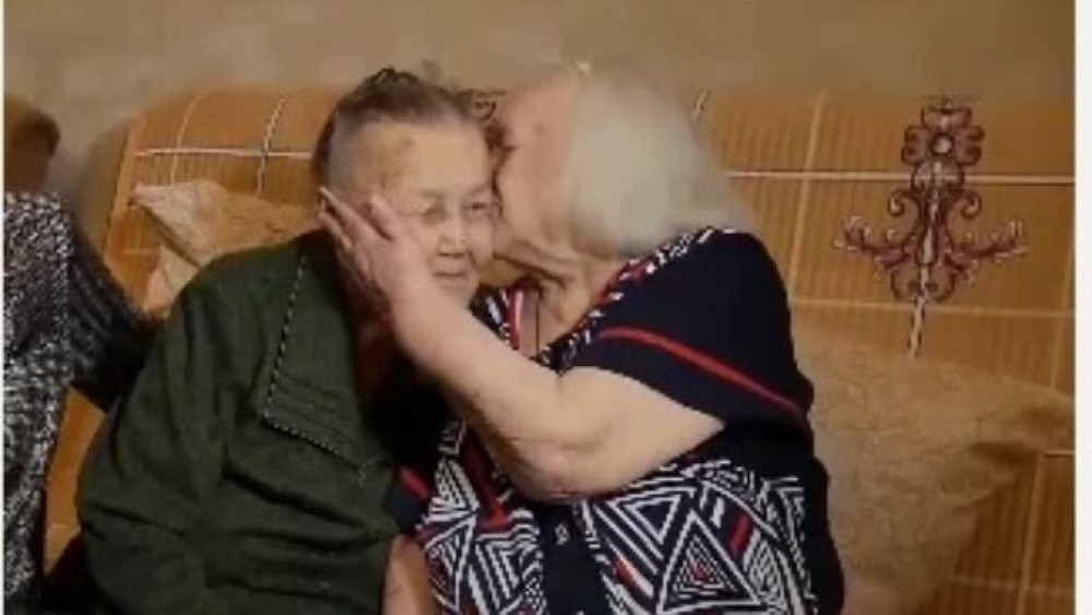 Δύο αδερφές που είχαν χαθεί στον Β’ Παγκόσμιο Πόλεμο ξανασυναντήθηκαν έπειτα από 78 χρόνια (vid)