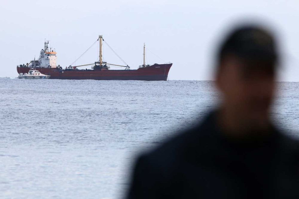 Λιμενικός πυροβόλησε λιμενικό: Το απίστευτο περιστατικό στο υπουργείο Ναυτιλίας