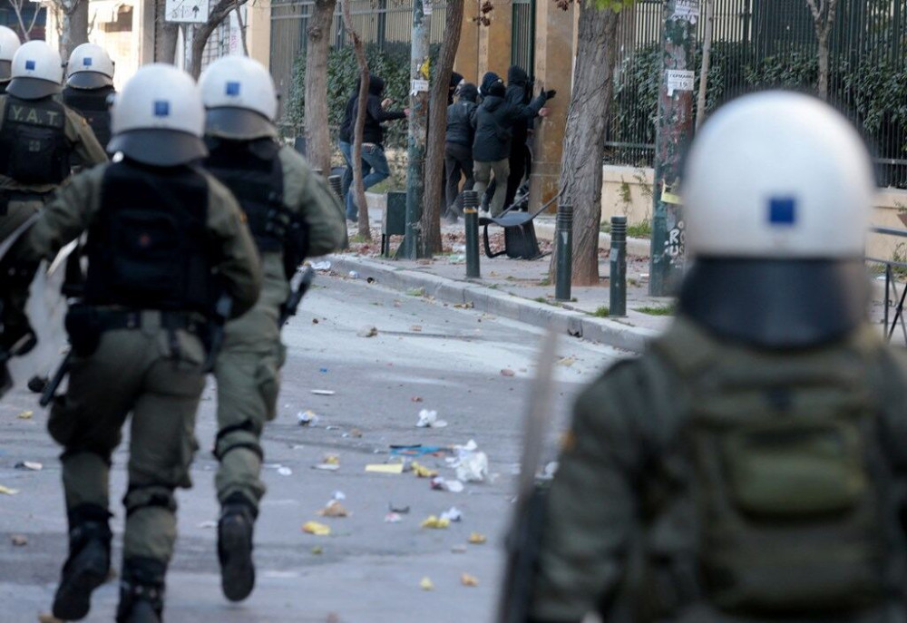 Πέντε προσαγωγές για τα επεισόδια στην ΑΣΟΕΕ – Άνοιξε η Πατησίων