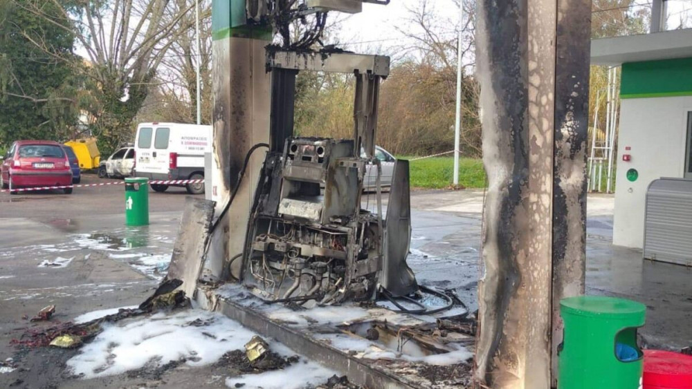 Κέρκυρα: ΙΧ “καρφώθηκε” σε βενζινάδικο και κάηκε (pics)