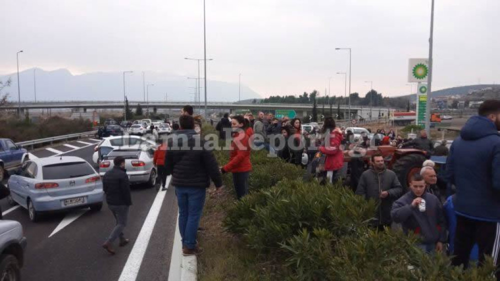 Έκλεισαν την εθνική Αθηνών-Λαμίας – Κάτοικοι δεν θέλουν hotspot (pics)