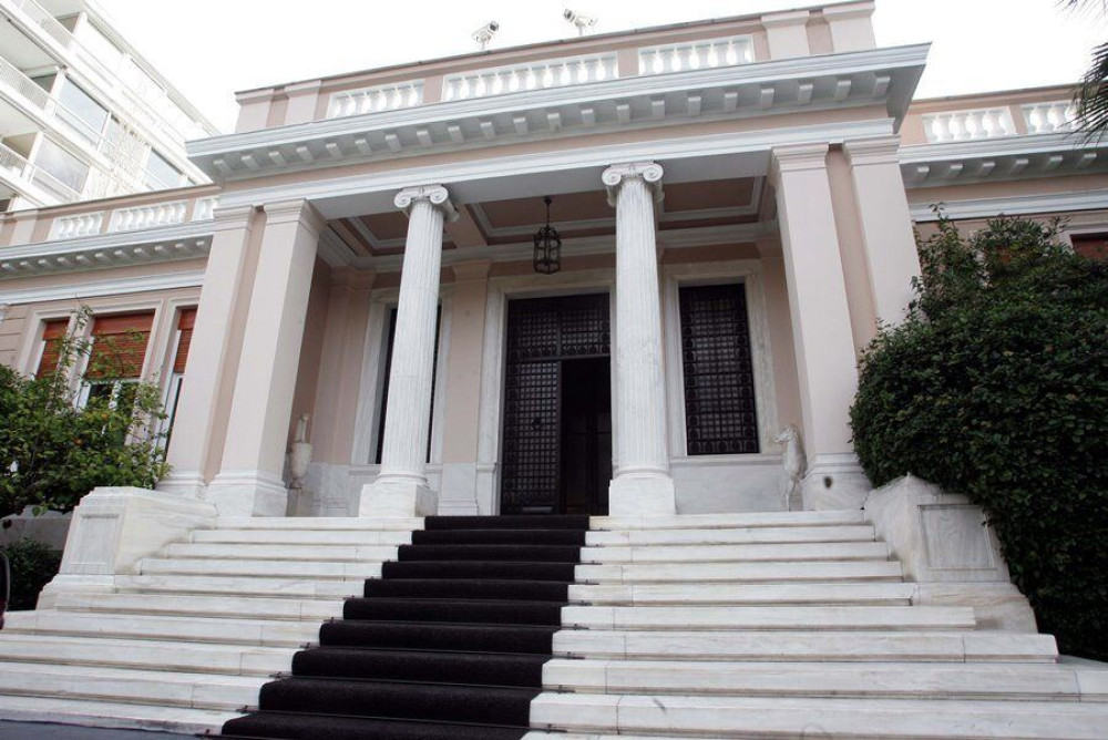 Μαξίμου: «Χρειάστηκαν 718 λέξεις για να πει ο κ. Τσίπρας ένα απλό “ναι”»