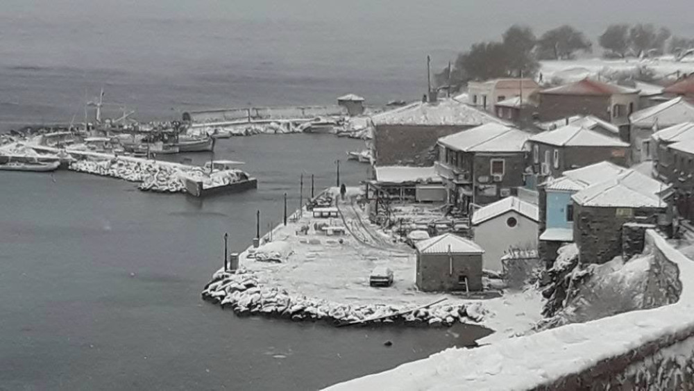 “Ηφαιστίων”: Χιονίζει στη Λέσβο