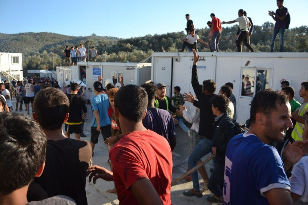 Επεισόδιο μεταξύ μεταναστών στη Μόρια – Ένας σε κρίσιμη κατάσταση
