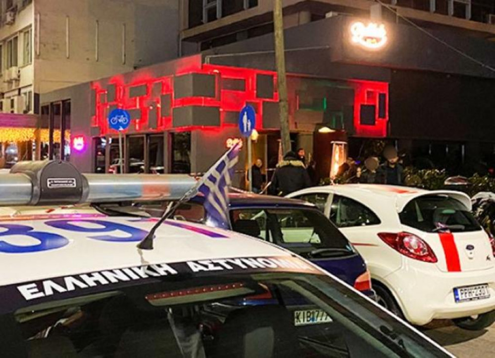 Θεσσαλονίκη: “Γάζωσαν” πορτιέρη καταστήματος σε κατάμεστο μπαρ (vid)