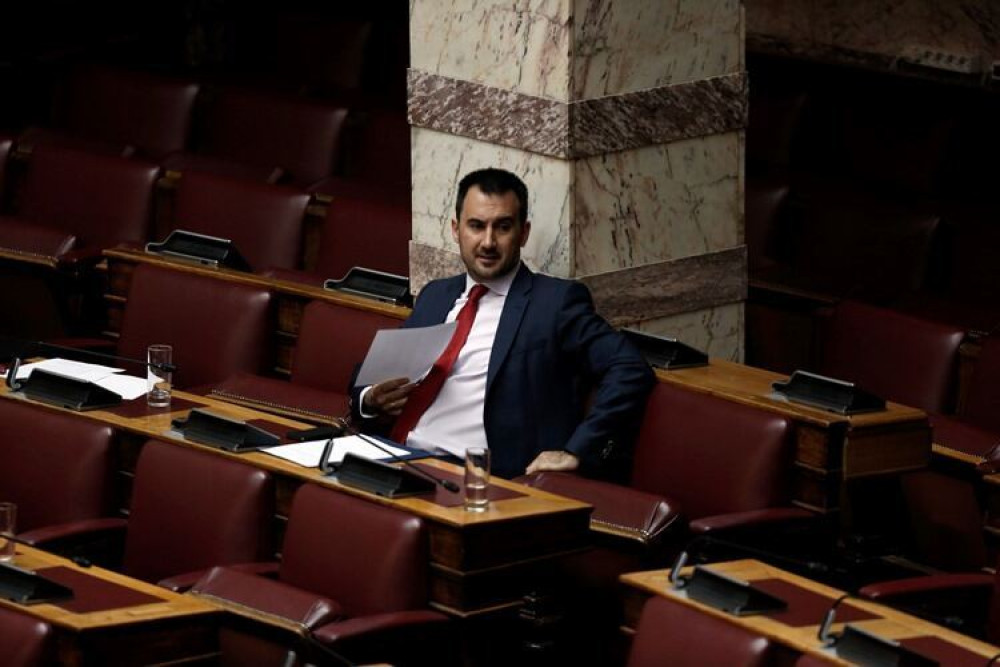 Ο… ανήσυχος Χαρίτσης για τη συνάντηση Τραμπ – Μητσοτάκη