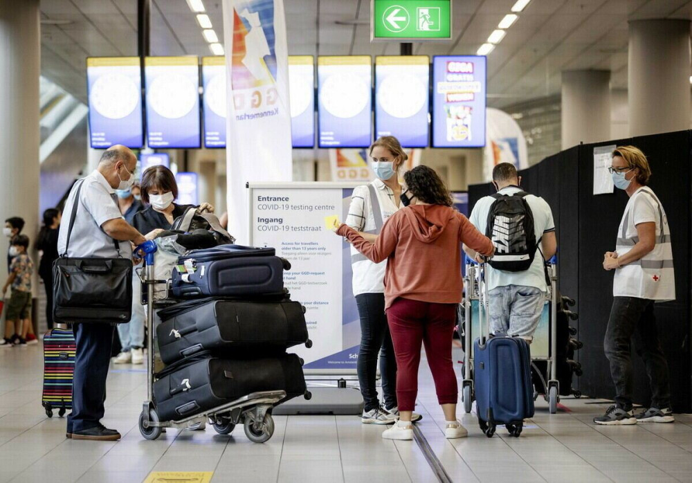 Συναγερμός στην Ολλανδία! Θετικοί στον κορωνοϊό 61 επιβάτες από τη Ν. Αφρική