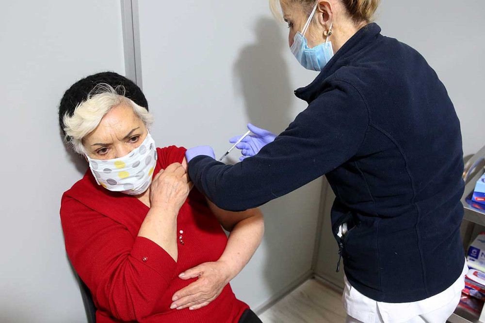 Εμβολιασμοί: Ρωγμή στο “τείχος” των ηλικιωμένων