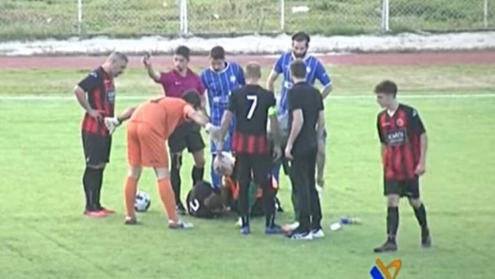Η στιγμή που διαιτητής σώζει τη ζωή ποδοσφαιριστή εν ώρα αγώνα (vid)