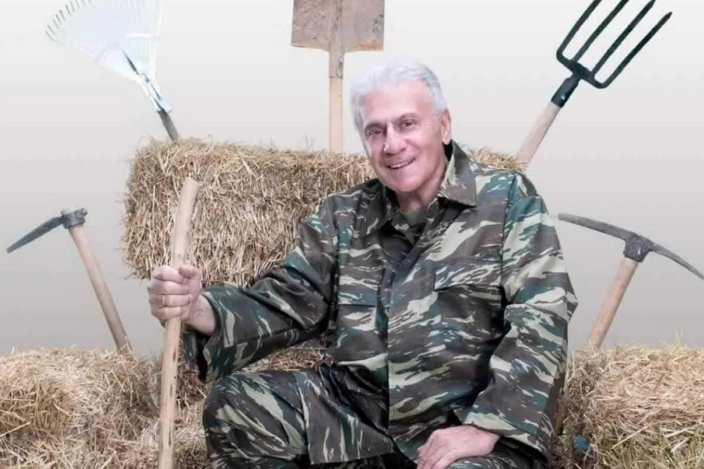 Νίκος Γ. Σακελλαρόπουλος: Καβαλάρης, αοιδός, Ζορρό,  τώρα και Πανίκας φάρμερ