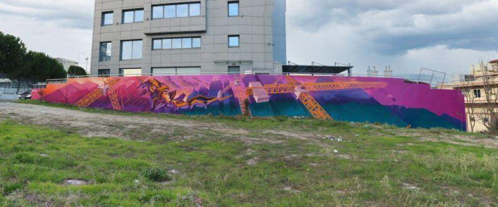 Μια πολύχρωμη “πόλη” 35 μέτρων, το μακρύτερο graffiti βρίσκεται στην Καλαμαριά