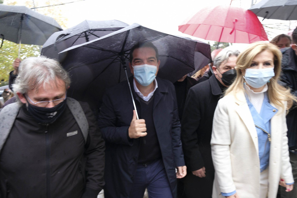 Πρόοδος: Ο Τσίπρας έμαθε να κρατά μόνος του την ομπρέλα!