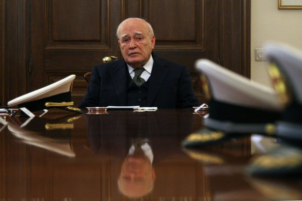 Με τιμές αρχηγού κράτους η κηδεία του Κάρολου Παπούλια – Τριήμερο δημόσιο πένθος