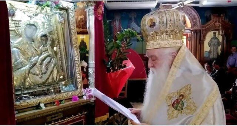 Ξέφυγε ο Αμβρόσιος: “Αφόρισε” Μόσιαλο και Χωμενίδη
